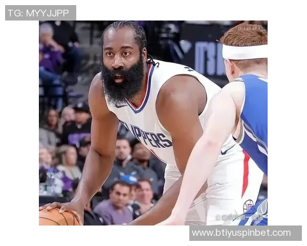 哈登首节表现出色8投5中斩获13分1篮板1助攻状态回暖令人期待